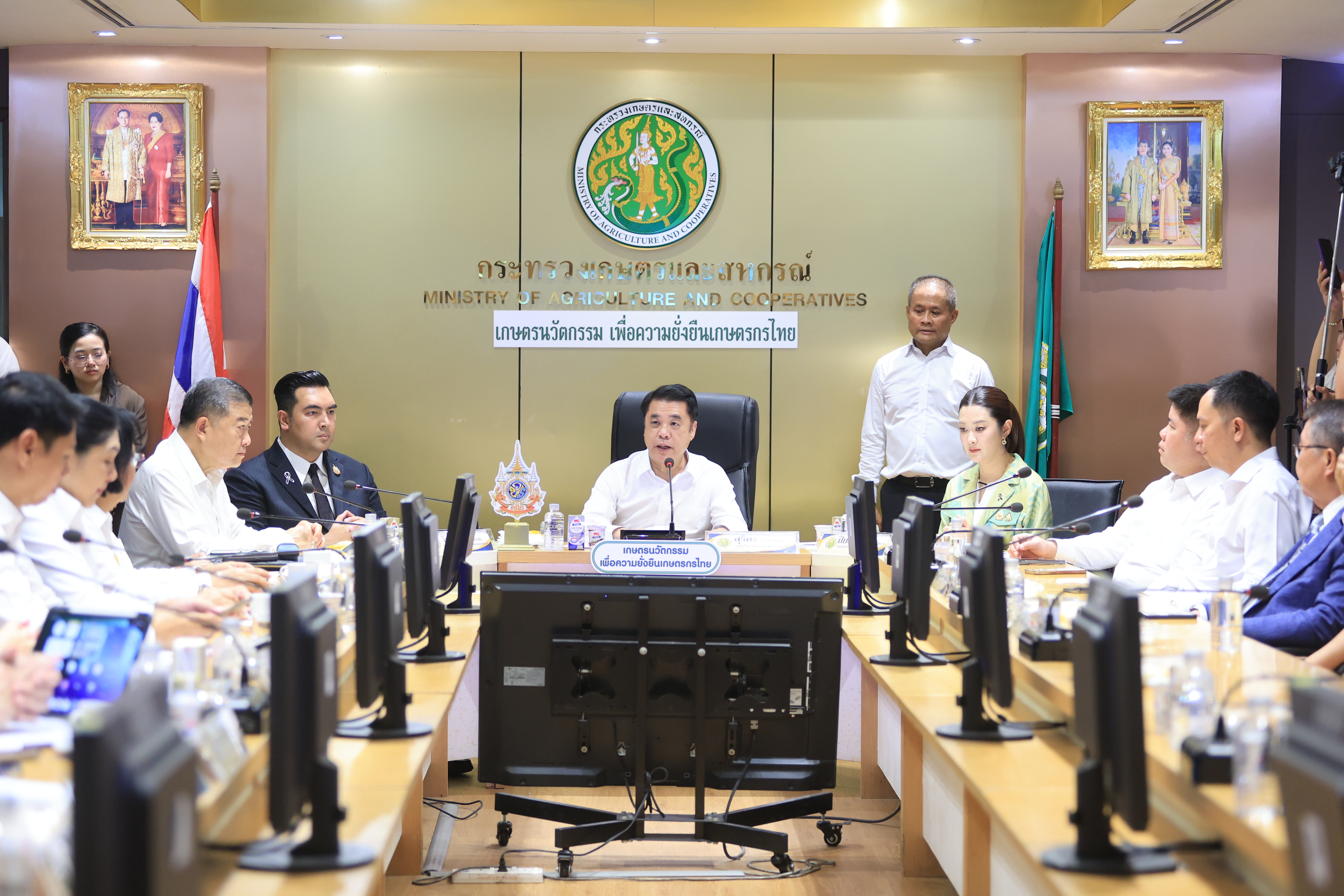 title - เลขาธิการ ส.ป.ก. ร่วมการประชุมผู้บริหารระดับสูงของกระทรวงเกษตรและสหกรณ์ รับมอบนโยบาย รมว.กษ. 5 ด้าน เน้นการทำงานเชิงรุก ลดขั้นตอน เร่งการนำเทคโนโลยีดิจิทัลมาช่วยในการทำงาน ผลักดัน 6 เรื่องเร่งด่วน ต้องเห็นผลที่เป็นรูปธรรม ชูแนวคิดหลัก “เกษตรนวัตกรรม เพื่อความยั่งยืนเกษตรกรไทย” 